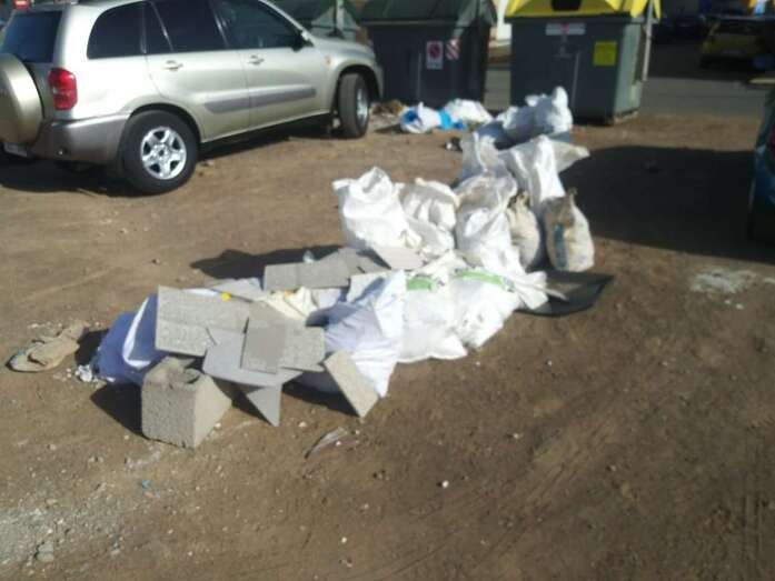 Escombros depositados este miércoles en el lugar próximo al campo de fútbol (Foto TA)